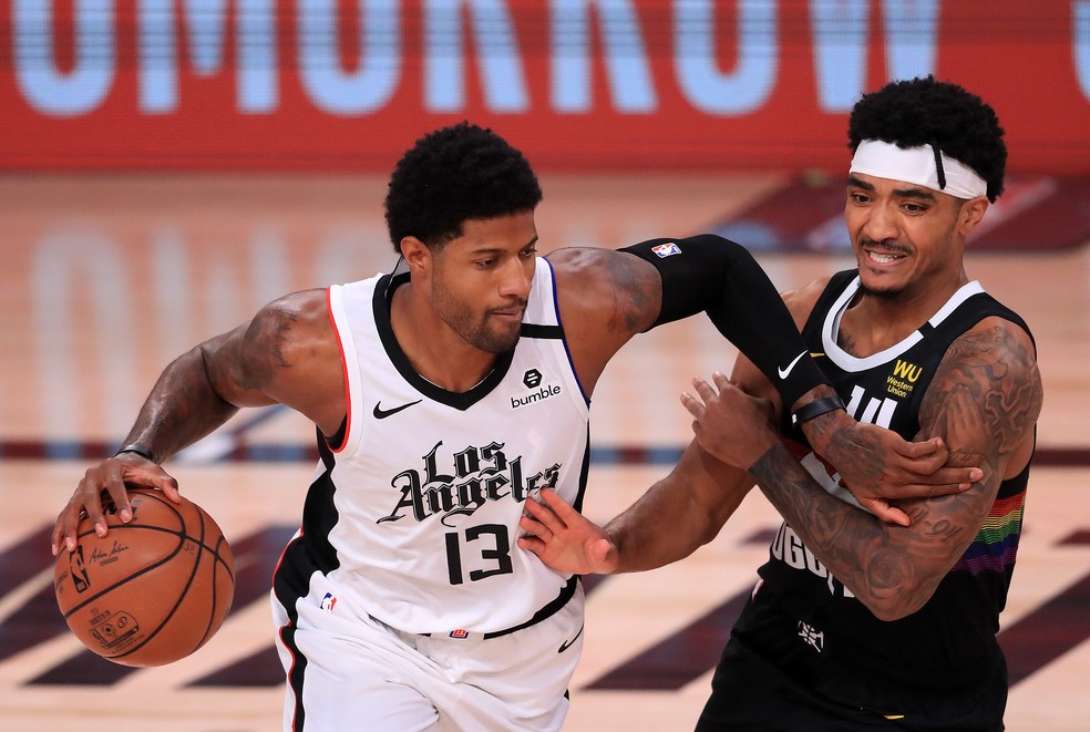 Paul George tenta a jogada marcado por Gary Harris — Foto: Mike Ehrmann/Getty Images