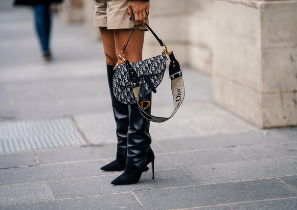 PARIS, FRANCE - MARCH 03: A Dior Saddle bag is seen, outside Paul & Joe, during Paris Fashion Week Womenswear Fall/Winter 2019/2020, on March 03, 2019 in Paris, France. (Photo by Edward Berthelot/Getty Images) (Foto: Getty Images)
