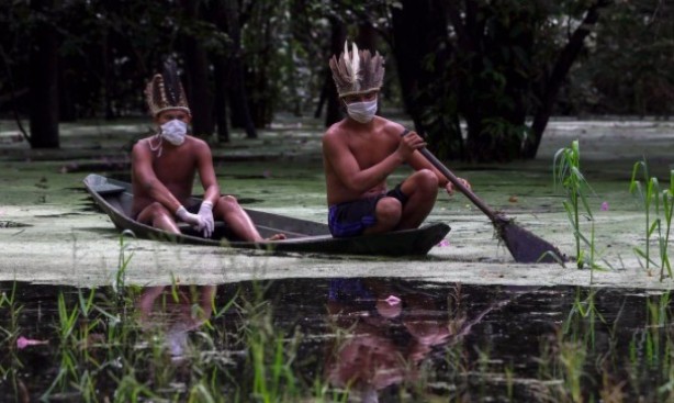 Indígenas usam máscara na comunidade Sahu-Ape, a 80 km de Manaus