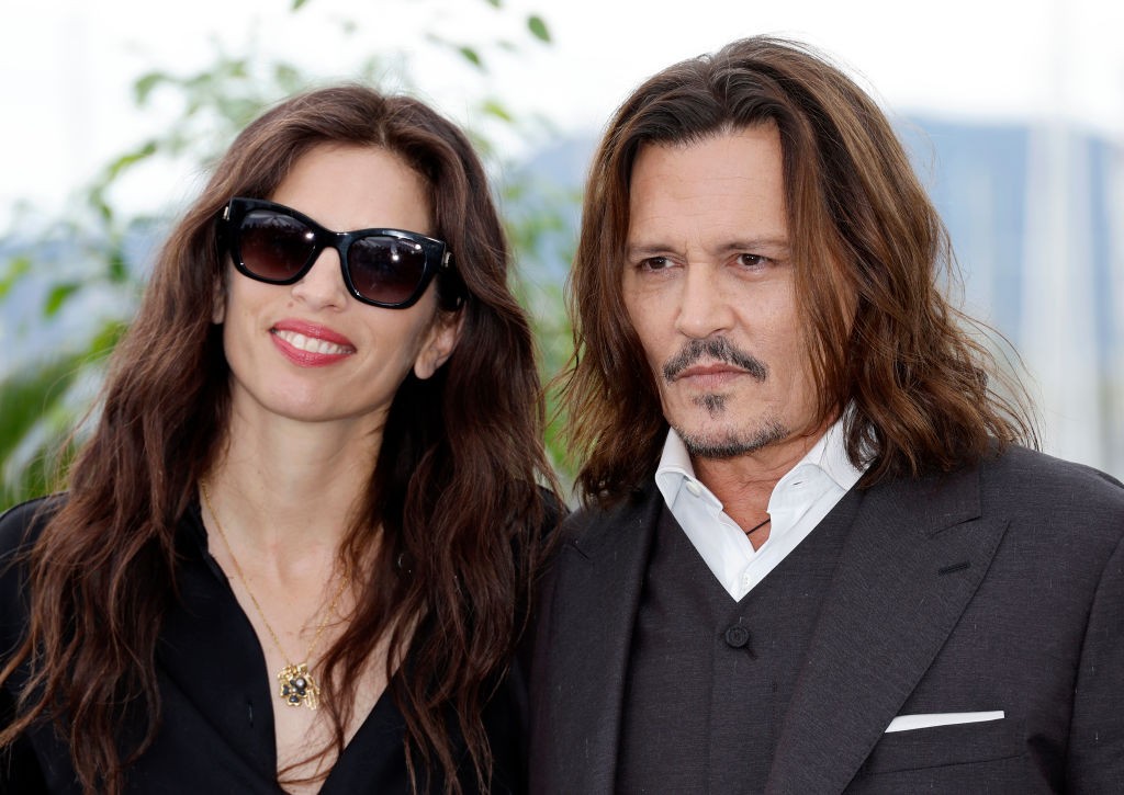 Johnny Depp e a diretora Maïwenn — Foto: Getty Images