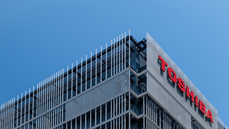 Prédio com logo da Toshiba no Japão