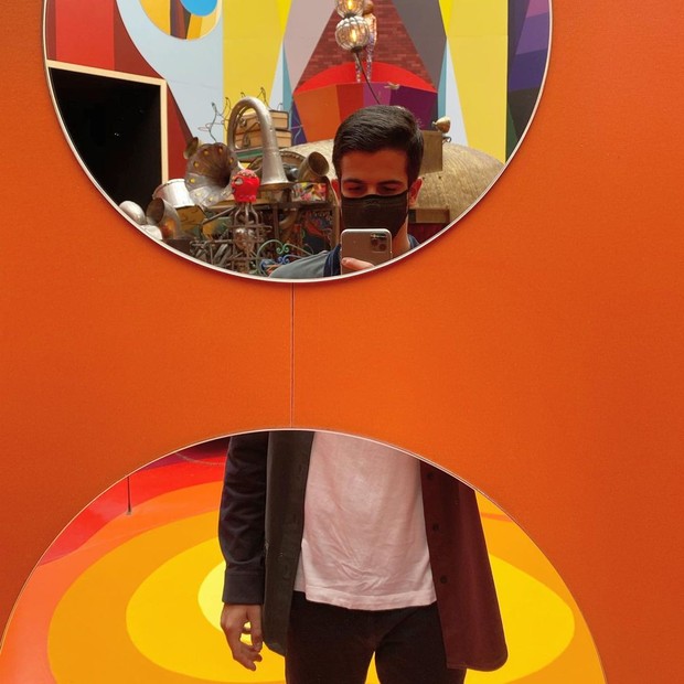 Enzo Celulari na exposição de OSGEMEOS (Foto: reprodução/Instagram)