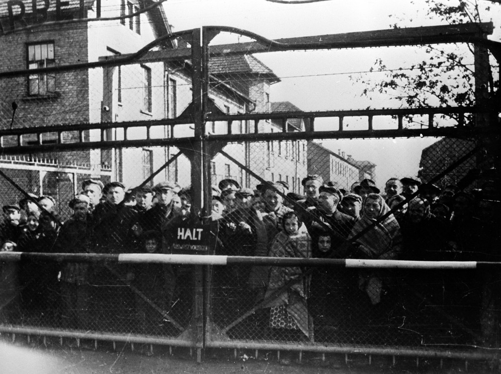 Prisioneiros do campo de concentração de Auchwitz, na Polônia, antes de serem libertados pelo exército soviético em janeiro de 1945 — Foto: B. Fishman/Sputnik via AFP