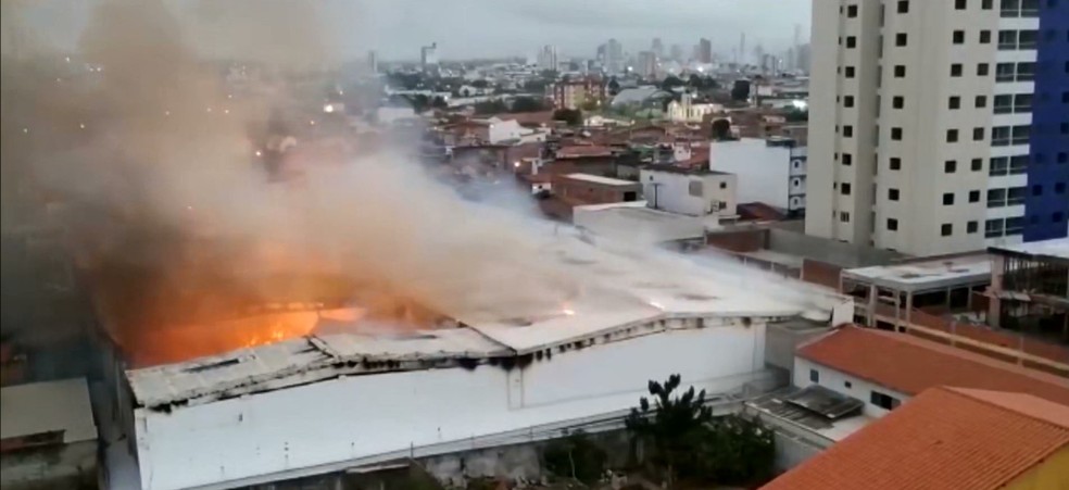 Homem é preso suspeito de participação em incêndio em mercado, em Campina Grande — Foto: Reprodução/TV Paraíba