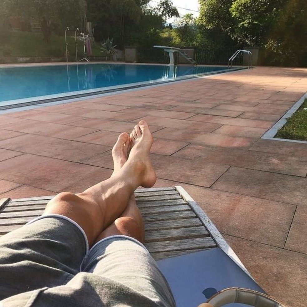 De férias, as pernas de Poljanski pareciam menos assustadoras (Foto: Instagram/Pawel Poljanski)