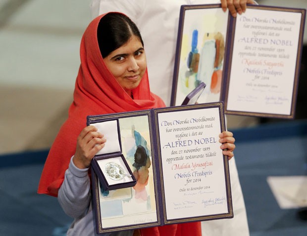 Malala Yousafzai posa com a medalha e o diploma do Prêmio Nobel da Paz em Oslo nesta quarta-feira (10) (Foto: Suzanne Plunkett/Reuters)