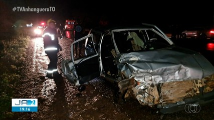 Acidente entre carro e caminhão deixa uma pessoa morta na BR-153
