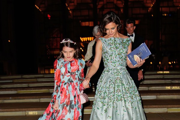 A atriz Katie Holmes com a filha, a jovem Suri Cruise (Foto: Getty Images)