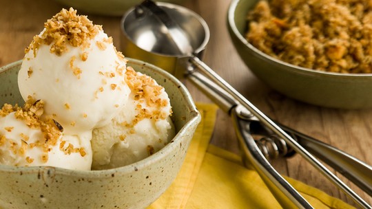 Como fazer sorvete de cupuaçu com crocante de castanha-do-pará