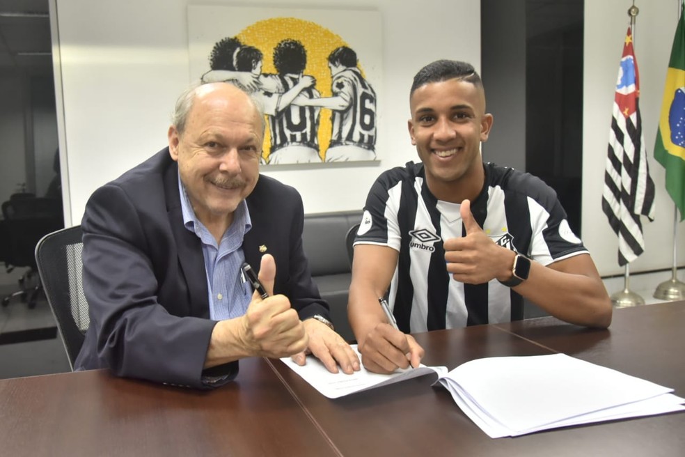 Jorge assina contrato com o Santos atÃ© o fim deste ano â€” Foto: DivulgaÃ§Ã£o/Santos FC