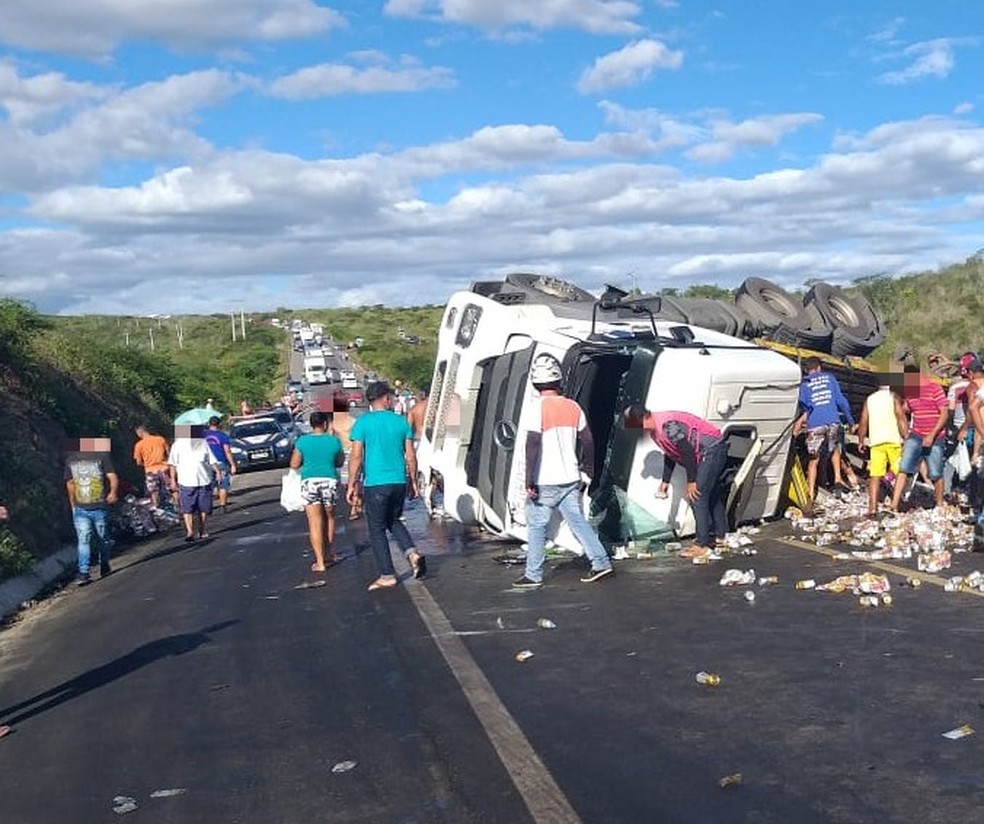 Caminhão tombado na BR-232 — Foto: Polícia Rodoviária Federal/Divulgação