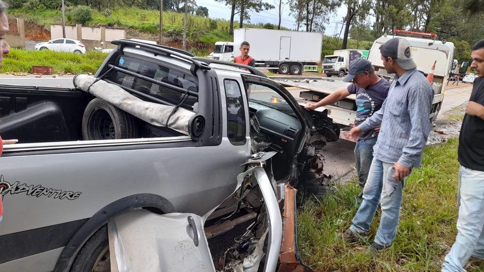 Três ficam feridos em acidente na SP-079  — Foto: Ana Carolina Souza/ Arquivo Pessoal 