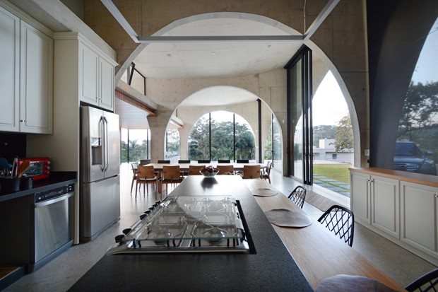 Arcos, vidro e décor minimalista dão forma a esta casa de 370 m² (Foto: Marcus Camargo )