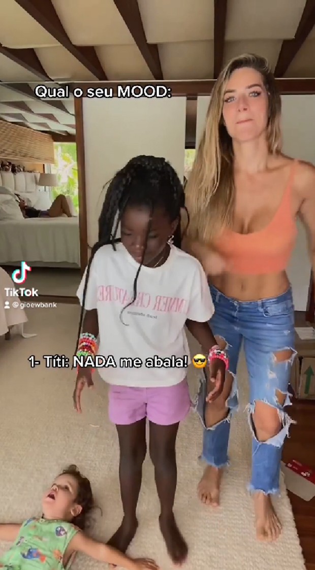 Giovanna Ewbank tenta dançar com os filhos, mas se perde com os perrengues (Foto: Reprodução / Instagram)