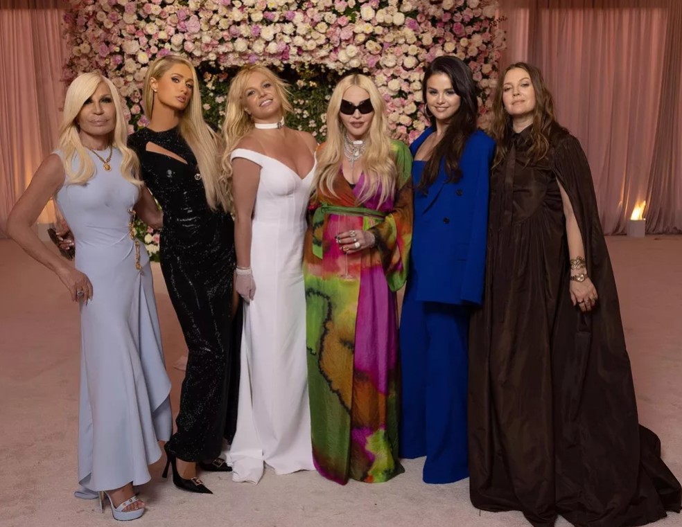 Donatella Versace, Paris Hilton, Britney Spears, Madonna, Selena Gomez e Drew Barrymore no casamento da cantora com Sam Asghari (Foto: Reprodução/Instagram)