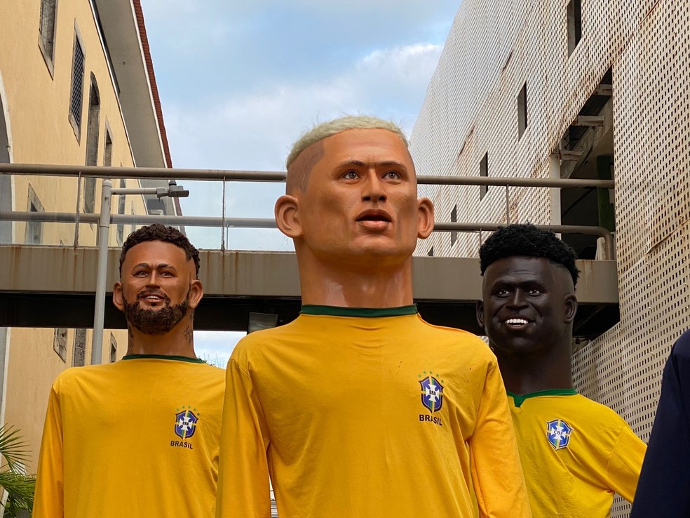 Neymar, Richarlison e Vini Júnior são homenageados com bonecos gigantes no Recife — Foto: Priscilla Aguiar/g1