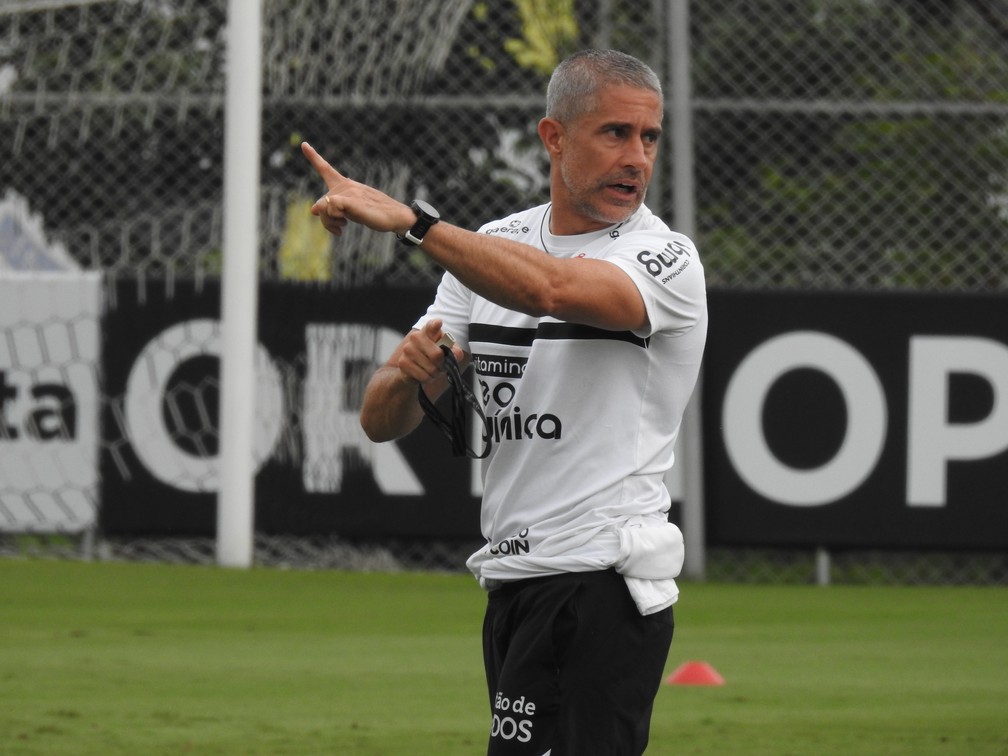Com Lucas Piton na lateral, Sylvinho esboça escalação do Corinthians para iniciar 2022