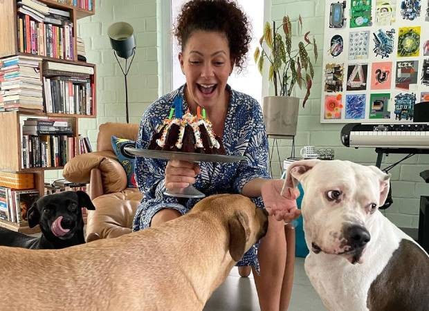 Fabiula Nascimento em comemoração com seus pets (Foto: Instagram/@fabiulaa/Reprodução)