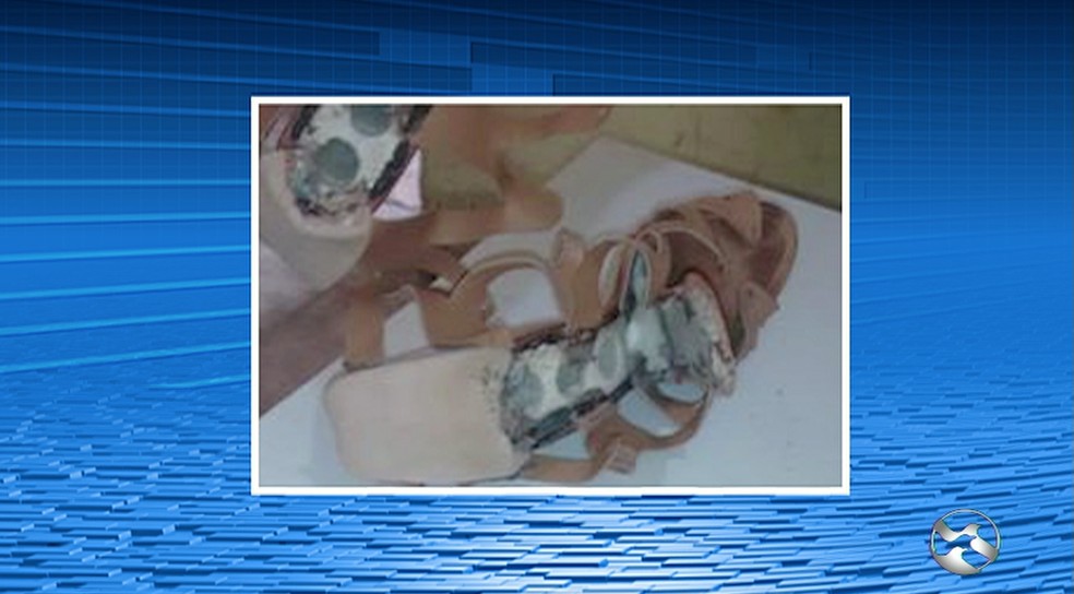 Drogas foram encontradas nas sandÃ¡lias da suspeita, em Afogados da Ingazeira (Foto: TV Asa Branca/ReproduÃ§Ã£o)