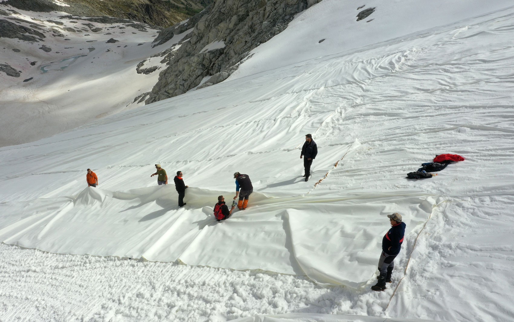 Itália embrulha geleira para proteger neve dos Alpes do aquecimento global thumbnail