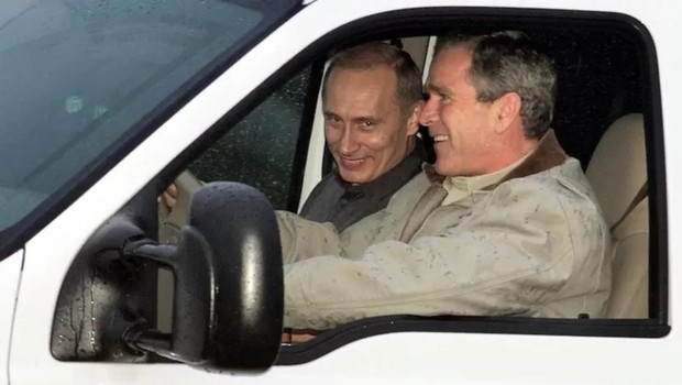 George W. Bush recebeu Putin em seu rancho no Estado do Texas... (Foto: Getty Images via BBC)