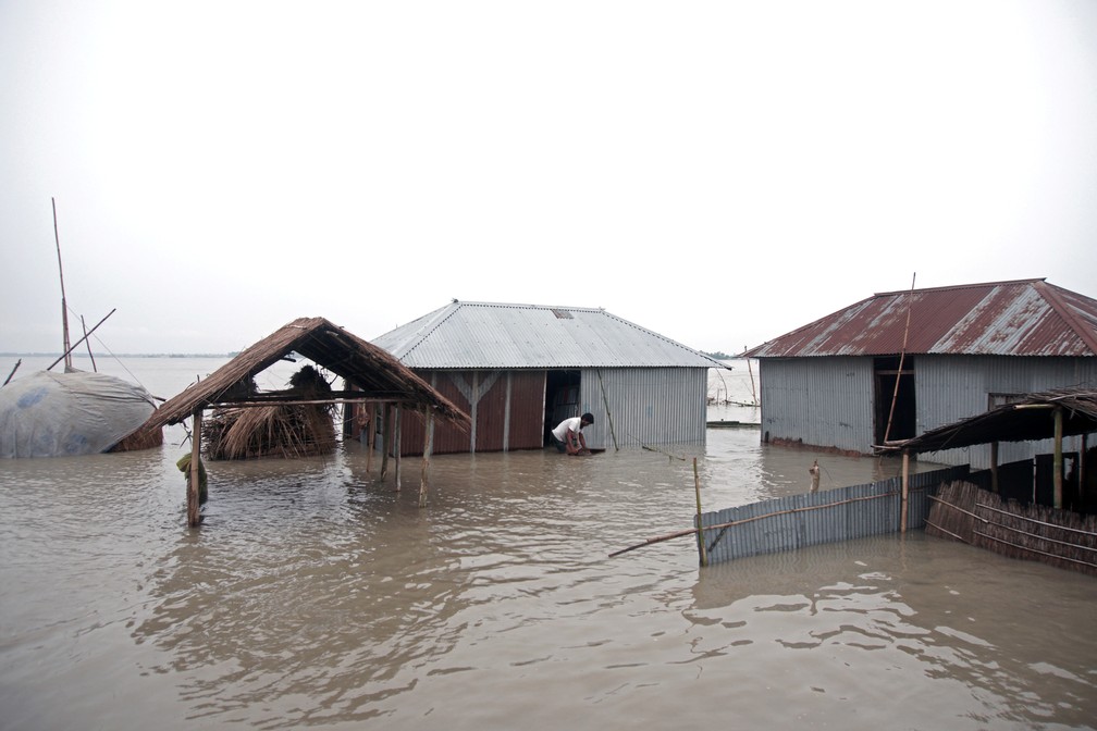 Casas inundadas em Kurigram, Bangladesh, no dia 15 de julho. â Foto: Stringer/Reuters