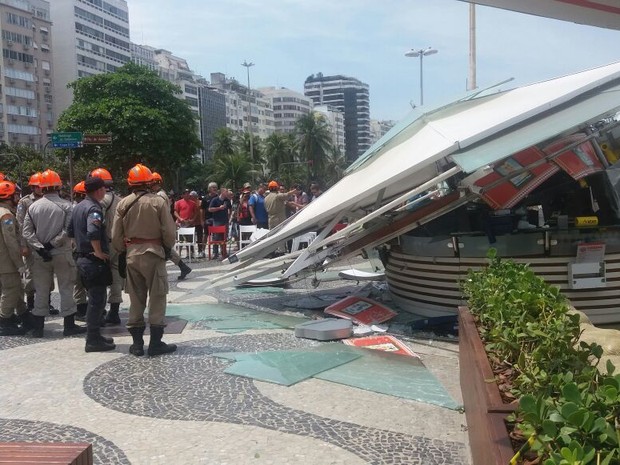 Bombeiros socorrem vítimas de desabamento de quiosque na Praia de Copacabana. (Foto: Elisa de Souza/ G1.) Bombeiros socorrem vítimas de desabamento de quiosque na Praia de Copacabana. (Foto: Elisa de Souza/ G1.)