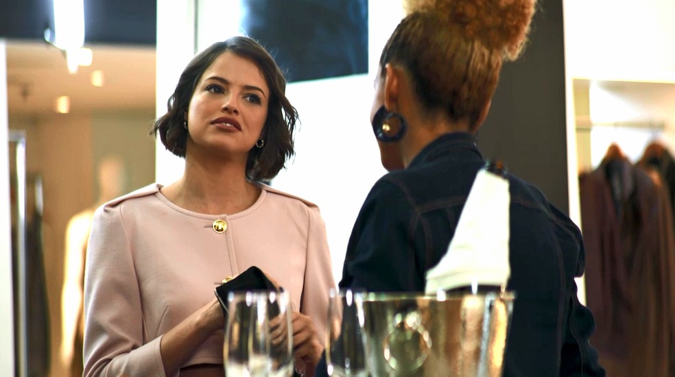 Josiane (Agatha Moreira) fica contrariada ao atender Sílvia (Lucy Ramos) na loja, em 'A Dona do Pedaço' — Foto: Globo