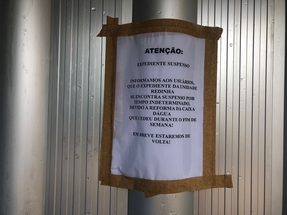 Unidade Básica de Saúde (UBS) da Redinha: aviso foi colocado no portão da UBS — Foto: Vinícius Marinho/Inter TV Cabugi