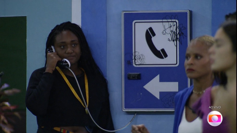 BBB 23: Sarah Aline atende ao Big Fone — Foto: Globo