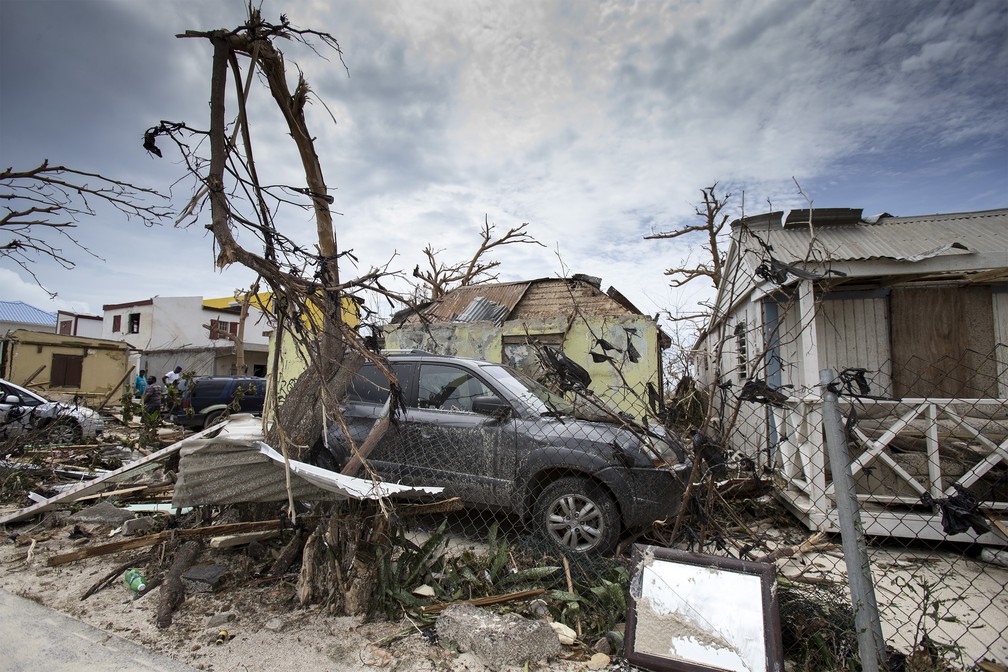 Casas e carros destruídos após a passagem do furacão Irma em St. Maarten (Foto: AP/ Gerben Van Es)