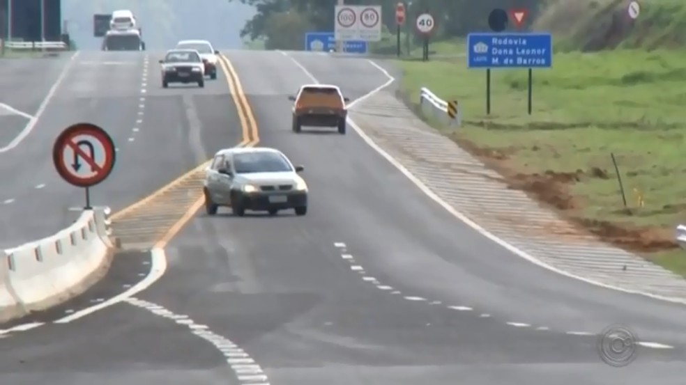 Motoristas se arriscam e trafegam na contramão para escapar de pedágio em Marília — Foto: Reprodução/TV TEM