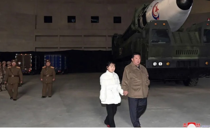 Primeira aparição pública de Kim Ju-ae, segunda filha de Kim Jong-un, em 18 de novembro de 2022 — Foto: Agência Central de Notícias da Coreia 