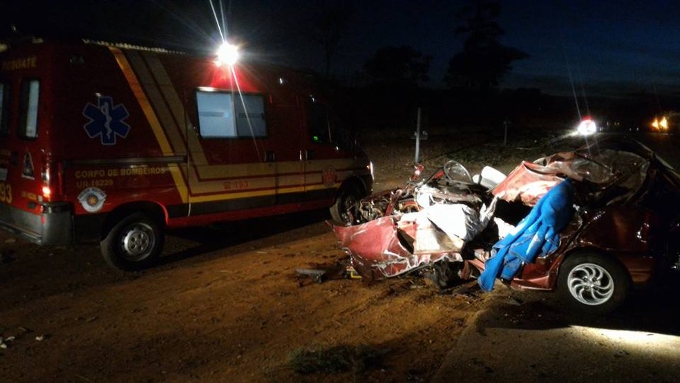 Corpo de Bombeiros foram acionados para o resgate, mas motorista de acidente já tinha morrido, em Santo Antônio do Pinhal (Foto: Corpo de Bombeiros de Espírito Santo do Pinhal/Divulgação)