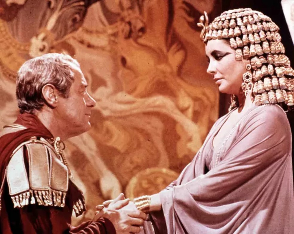 Elizabeth Taylor viveu no cinema uma das versões mais famosas de Cleópatra — Foto: GETTY IMAGES