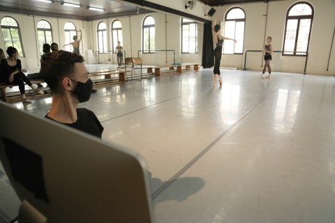 Bailarinos da SPCD sendo orientados à distância pelo coreografo Stephen Shropshire