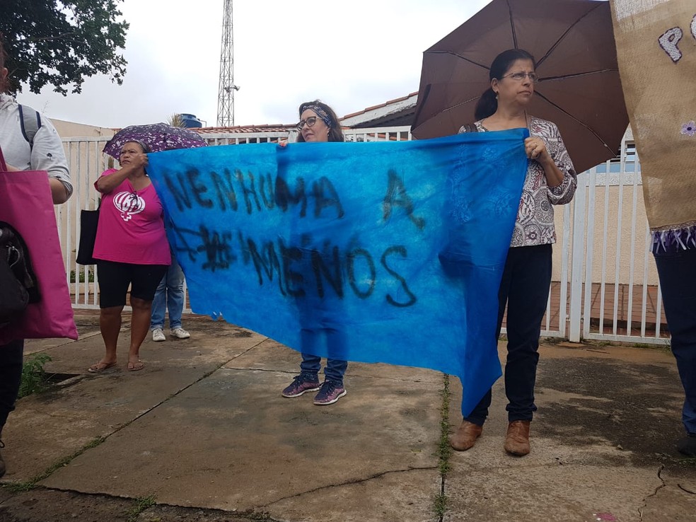Grupo pede fim da violência contra a mulher durante ato na inauguração do serviço 24 horas da DDM de Campinas (SP) — Foto: Luciano Calafiori/G1