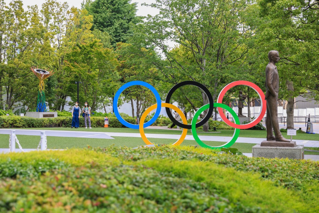 Instalação dos anéis olímpicos em frente ao Museu Olímpico do Japão em Shinjuku. (Foto: Getty Images)