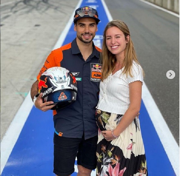 O piloto de Moto GP Miguel Oliveira com a irmã adotiva e esposa, a dentista Andreia Pimenta (Foto: Instagram)