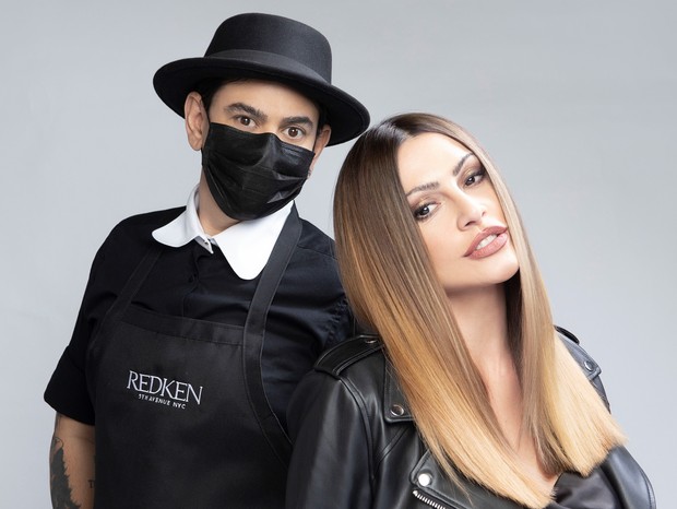 A atriz Cleo e o hairstylist Rodrigo Lima que criou o look iluminado no cabelo da famosa (Foto: Bruno Ryfler)