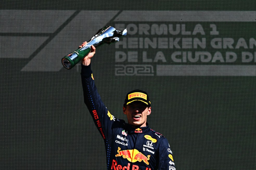 Max Verstappen comemora a vitória no GP do México — Foto: Clive Mason/Getty Images