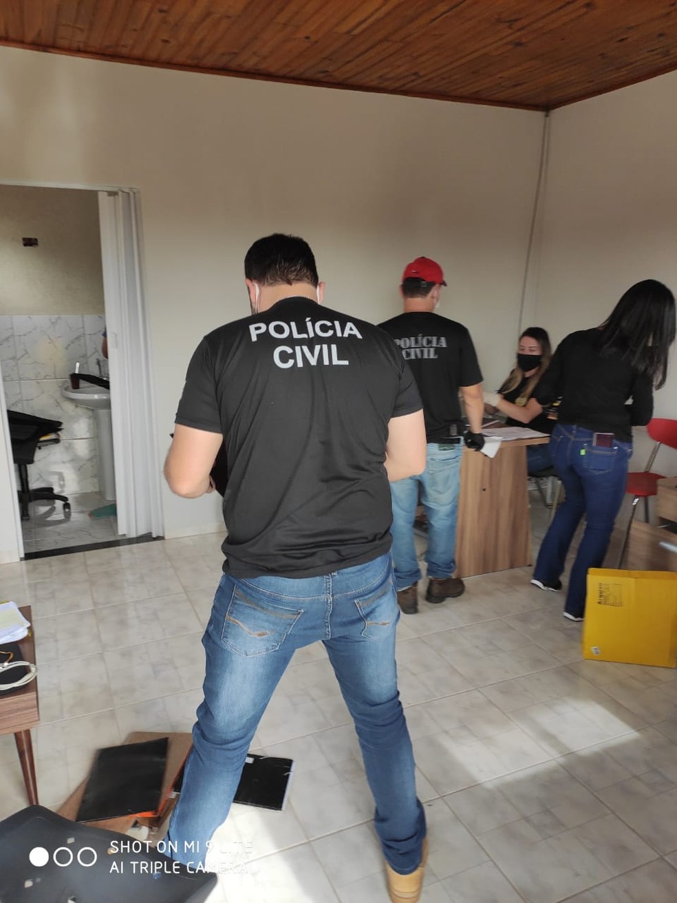 Policiais cumprem mandado de busca e apreensão — Foto: Polícia Civil/Divulgação