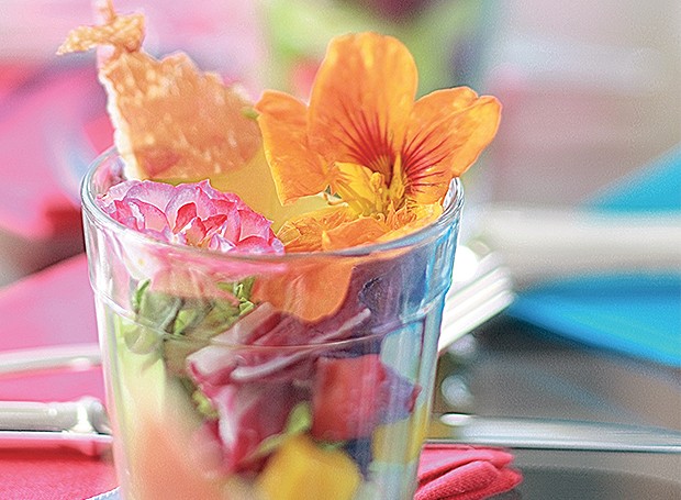 Salada de folhas, frutas e flores com chips de parma (Foto: Rogério Voltan/Editora Globo)