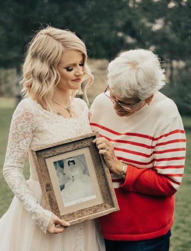 Noiva faz surpresa e escolhe vestido usado pela avó em 1962 (Foto: Kortney Peterson/Instagram/Reprodução) Noiva faz surpresa e escolhe vestido usado pela avó em 1962 (Foto: Kortney Peterson/Instagram/Reprodução)