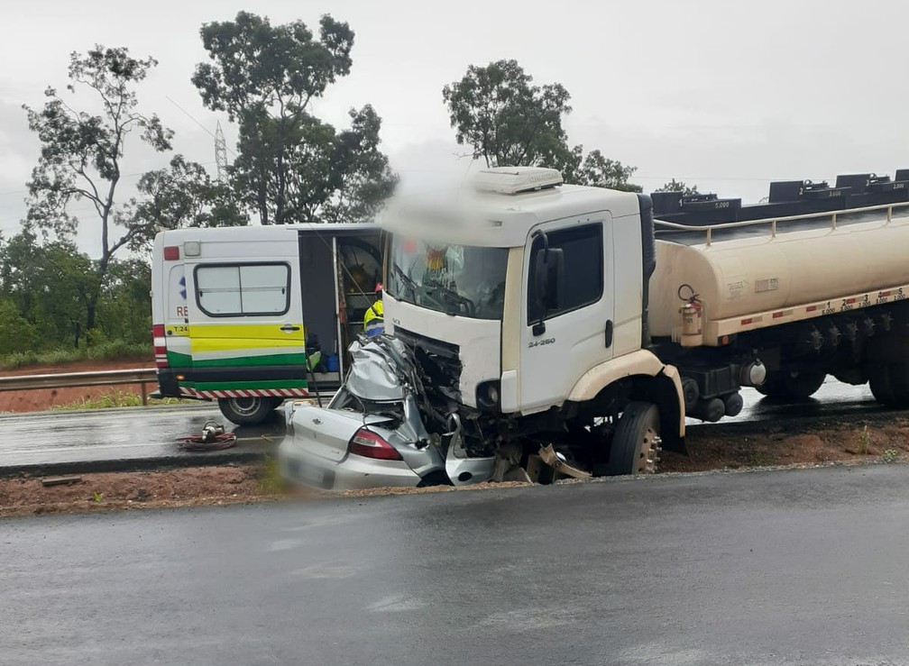 Carro bateu de frente com um caminhão — Foto: Polícia Militar Rodoviária/Divulgação