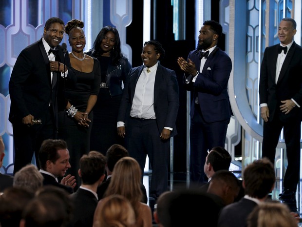 Denzel Washington recebeu o prêmio Cecil B. DeMille, o Globo de Ouro honorário, acompanhado de sua família e de Tom Hanks no palco (Foto: REUTERS/Paul Drinkwater/NBC)