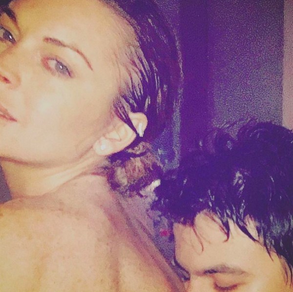 Lindsay Lohan apareceu sendo beijada por um homem em foto publicada no Instagram (Foto: Instagram)