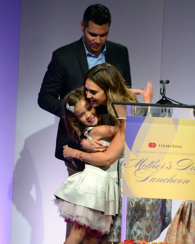 A estrela de 'Sin City' foi ao evento com seu marido e as duas filhas do casal (Foto: Getty Images)
