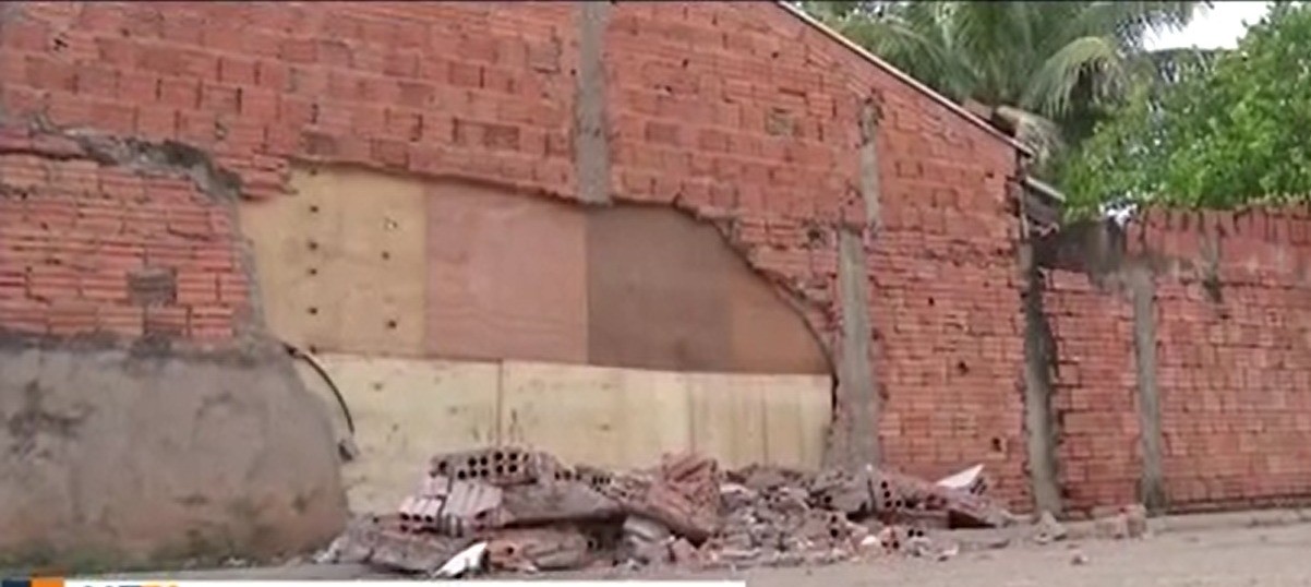 Família tem casa invadida por caminhonete e crianças ficam feridas em MT 