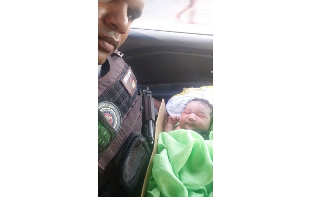 Policial achou bebê e levou para UPA — Foto: Divulgação/Polícia Militar